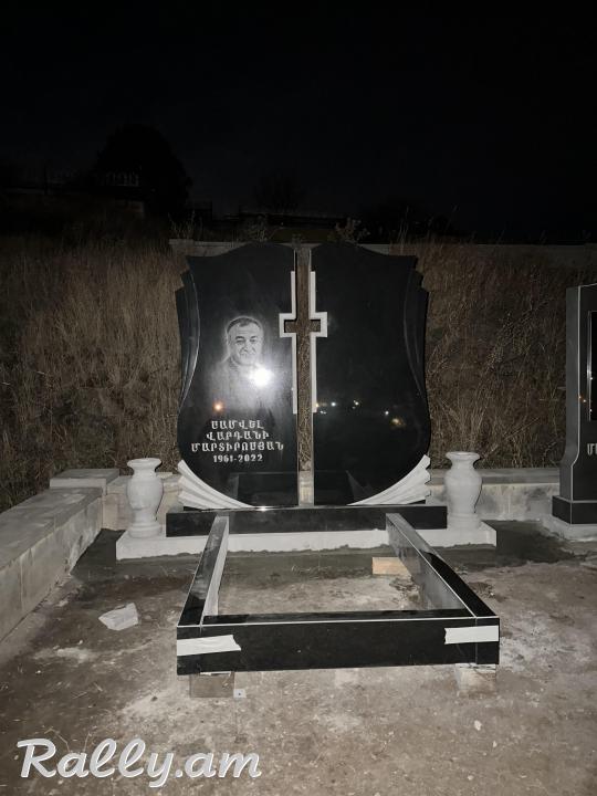 Grand Stone Գերեզմանաքարեր