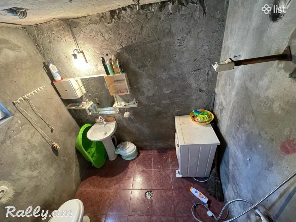 Առանց միջնորդի Վաճառվում է երկու սենյակ սեփական տուն Աջափնյակ համայնքում: Հակոբյանց 9/3հասցեում: