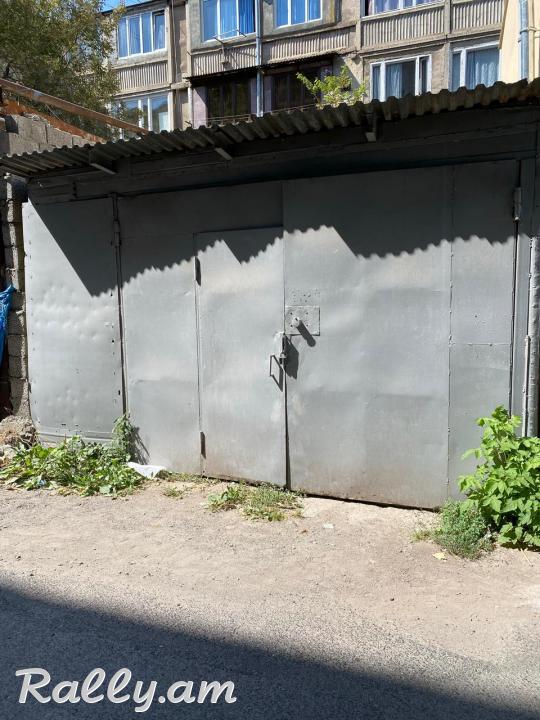 Ավտոտնակ Մոլդովական 4/2-ի բակում Նոր Նորքում, համարյա փողոցի վրա, երկու կողմը քարե շինություններ, նախատեսված 1 մեքենայի համար։