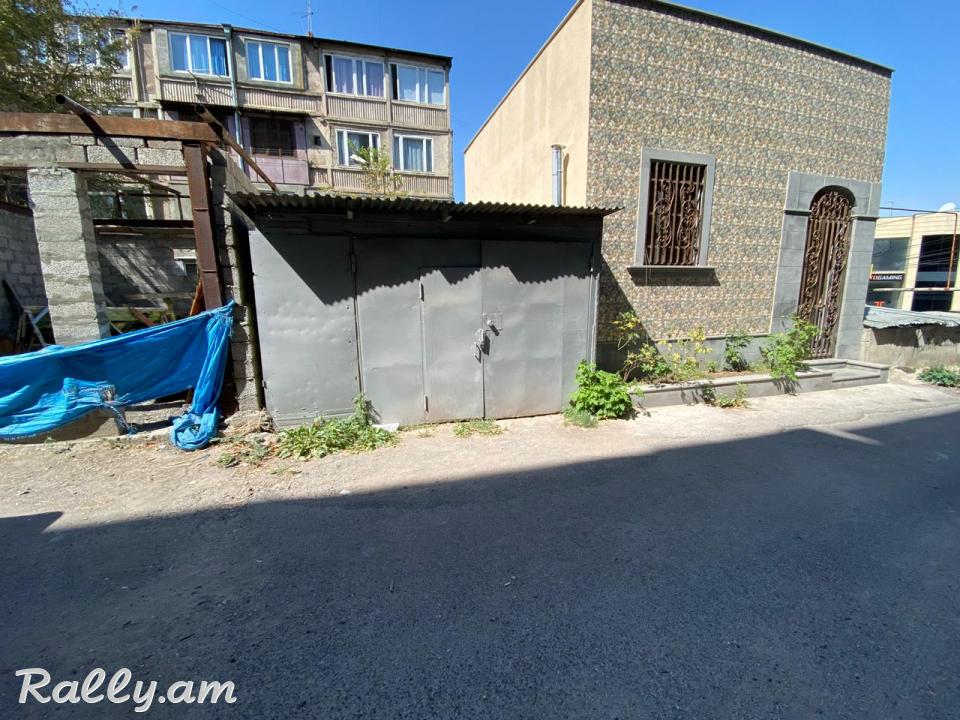 Ավտոտնակ Մոլդովական 4/2-ի բակում Նոր Նորքում, համարյա փողոցի վրա, երկու կողմը քարե շինություններ, նախատեսված 1 մեքենայի համար։