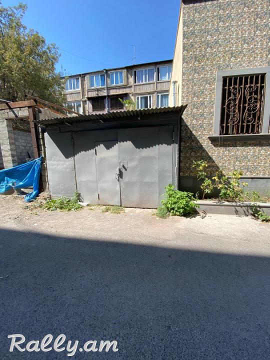 Ավտոտնակ Մոլդովական 4/2-ի բակում Նոր Նորքում, համարյա փողոցի վրա, երկու կողմը քարե շինություններ, նախատեսված 1 մեքենայի համար։