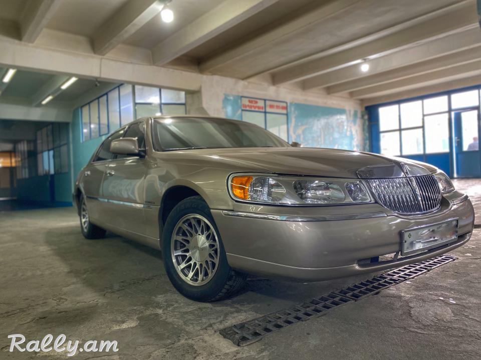 Վաճառվում է Lincoln Town Car 2001թ.
