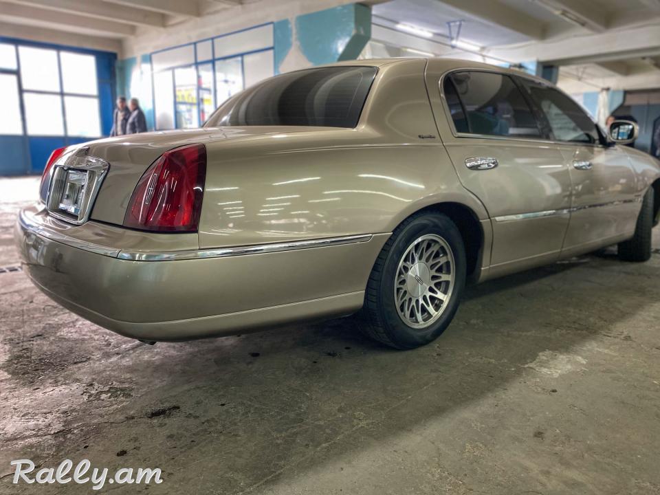 Վաճառվում է Lincoln Town Car 2001թ.
