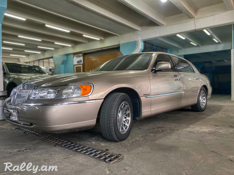 Վաճառվում է Lincoln Town Car 2001թ.