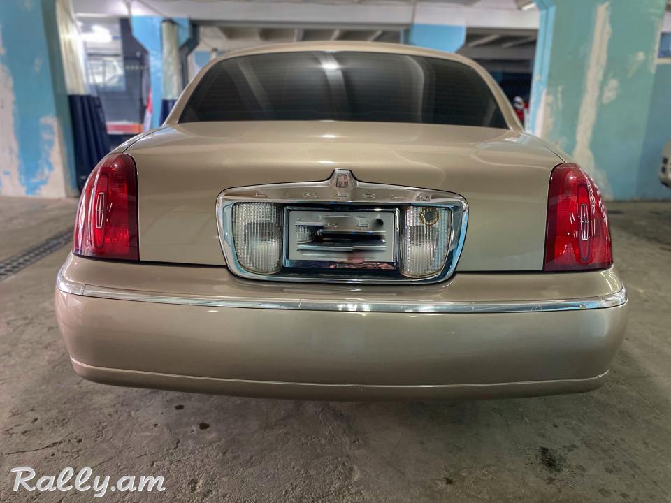 Վաճառվում է Lincoln Town Car 2001թ.