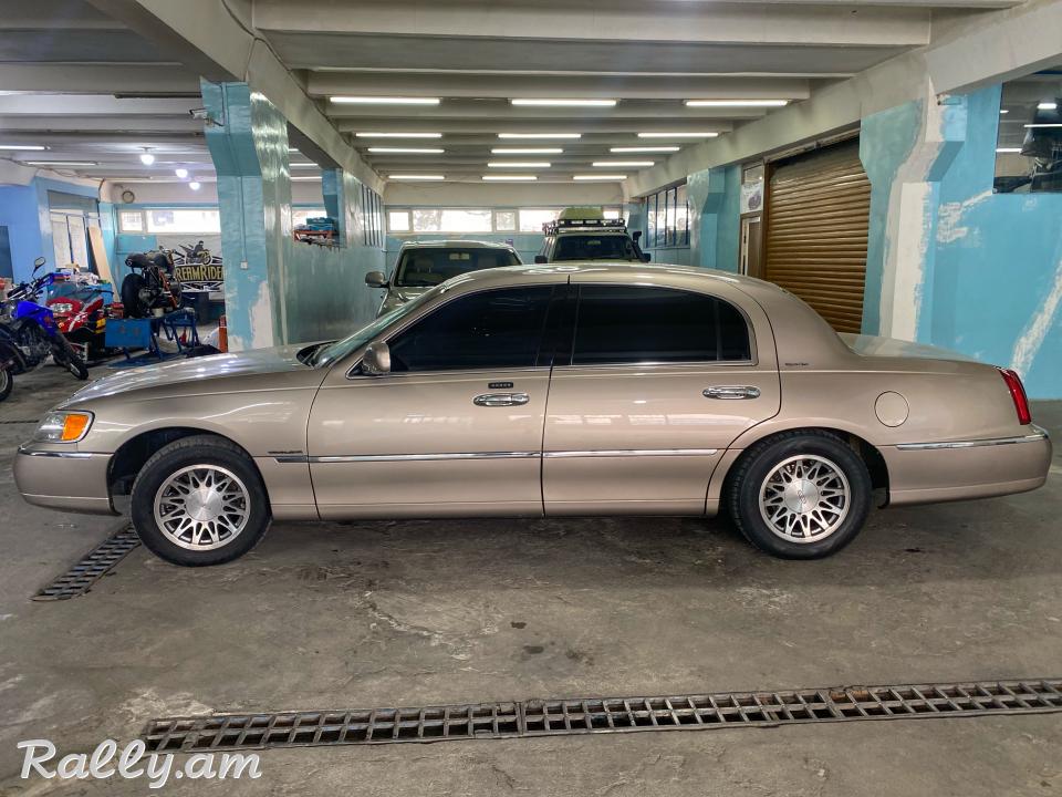 Վաճառվում է Lincoln Town Car 2001թ.