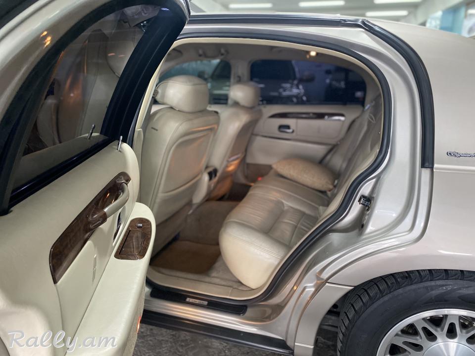 Վաճառվում է Lincoln Town Car 2001թ.