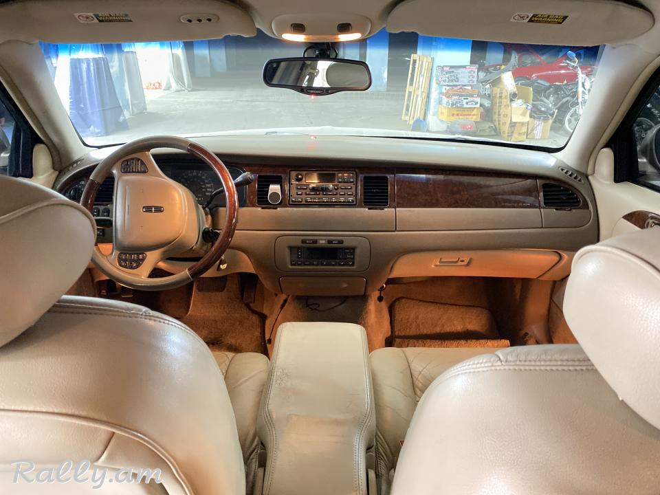 Վաճառվում է Lincoln Town Car 2001թ.