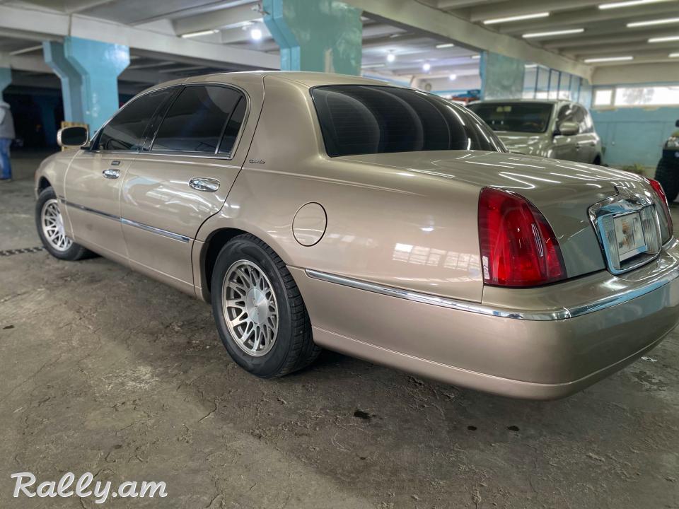 Վաճառվում է Lincoln Town Car 2001թ.