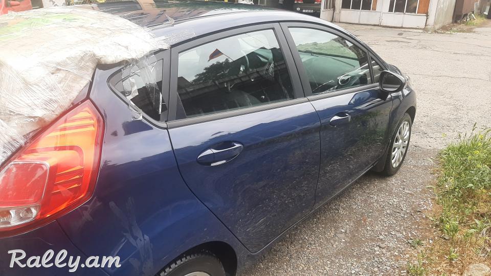 Продам Ford Fiesta 2016г пробег 41000км не растоможена ввоз на год хэтчбек