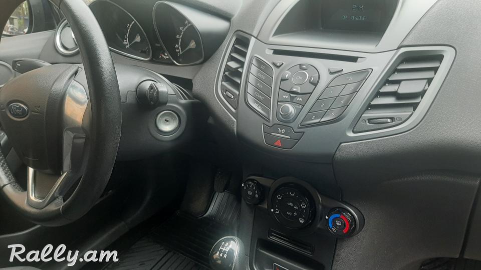 Продам Ford Fiesta 2016г пробег 41000км не растоможена ввоз на год хэтчбек