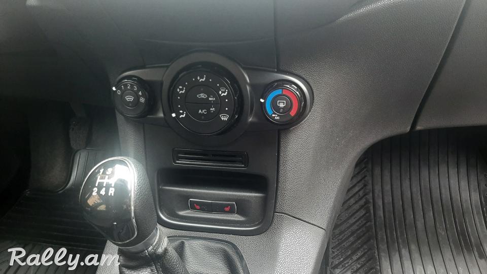 Продам Ford Fiesta 2016г пробег 41000км не растоможена ввоз на год хэтчбек