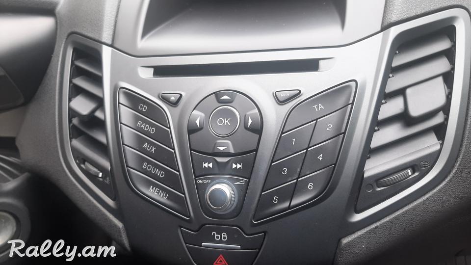 Продам Ford Fiesta 2016г пробег 41000км не растоможена ввоз на год хэтчбек