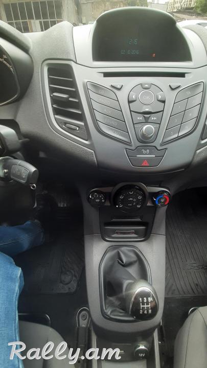 Продам Ford Fiesta 2016г пробег 41000км не растоможена ввоз на год хэтчбек