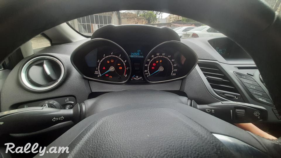 Продам Ford Fiesta 2016г пробег 41000км не растоможена ввоз на год хэтчбек