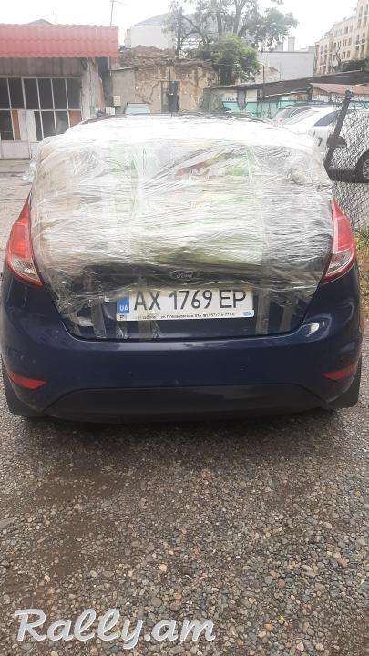 Продам Ford Fiesta 2016г пробег 41000км не растоможена ввоз на год хэтчбек
