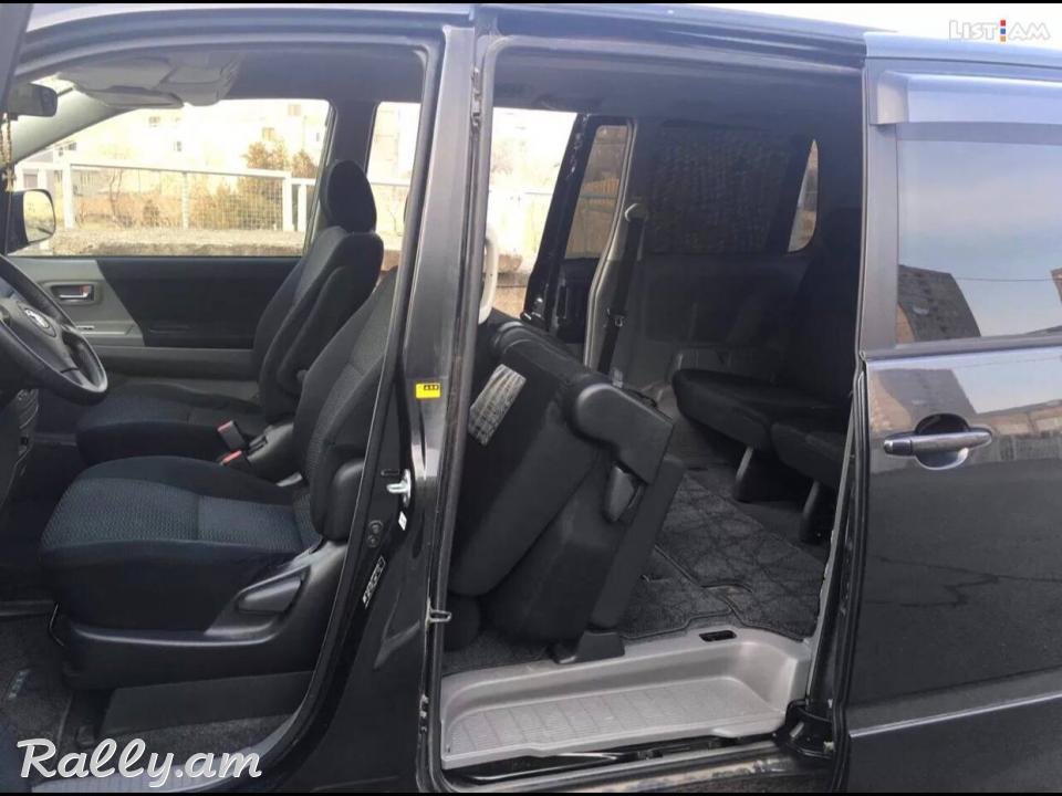 Ավտոմեքենայի վարձույթ TOYOTA VOXY Машина на прокат