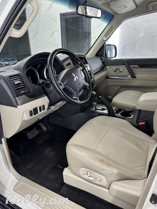 2017 Mitsubishi Pajero