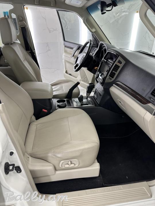 2017 Mitsubishi Pajero