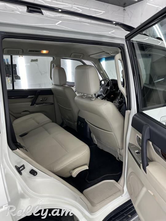 2017 Mitsubishi Pajero