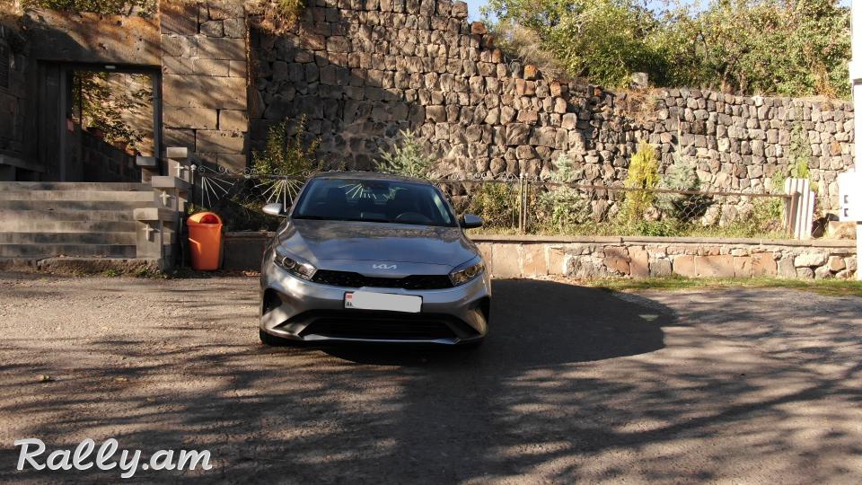 Аренда авто в Ереване с выездом в Грузию Car rental in Yerevan with departure to Georgia
