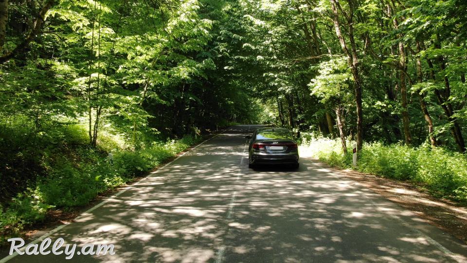 Аренда авто в Ереване с выездом в Грузию Car rental in Yerevan with departure to Georgia
