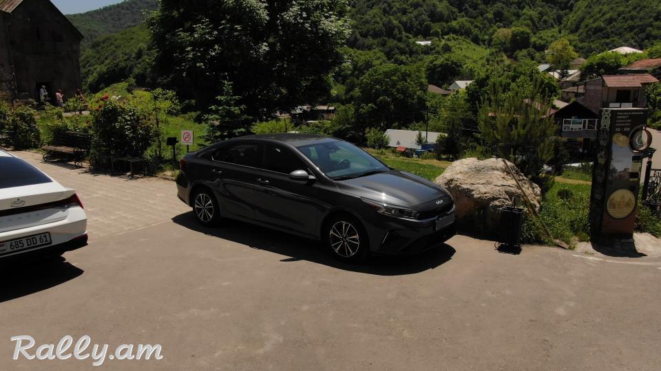 Аренда авто в Ереване с выездом в Грузию Car rental in Yerevan with departure to Georgia