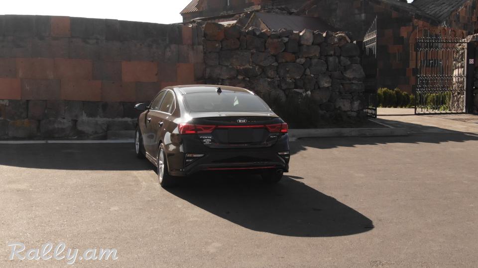Аренда авто в Ереване с выездом в Грузию Car rental in Yerevan with departure to Georgia