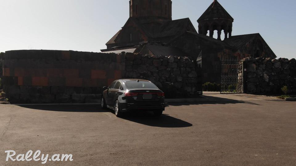 Аренда авто в Ереване с выездом в Грузию Car rental in Yerevan with departure to Georgia