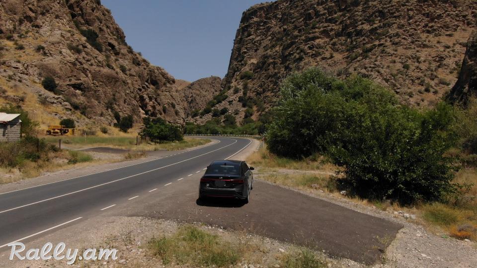 Аренда авто в Ереване с выездом в Грузию Car rental in Yerevan with departure to Georgia