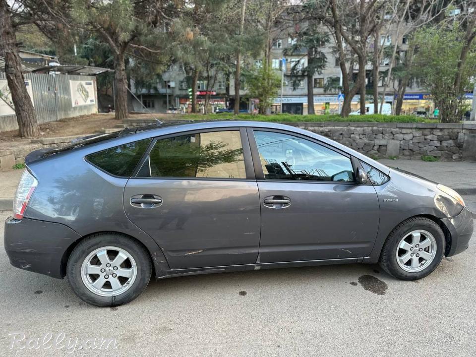 Toyota Prius 4200$