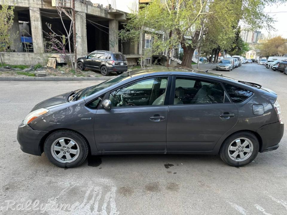 Toyota Prius 4200$