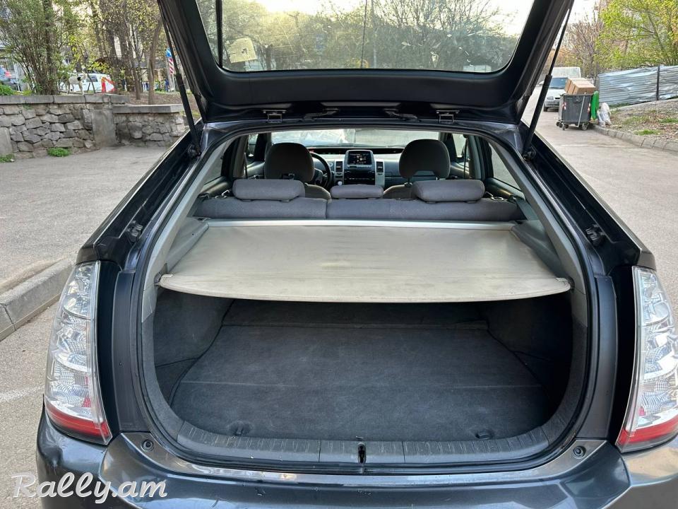 Toyota Prius 4200$