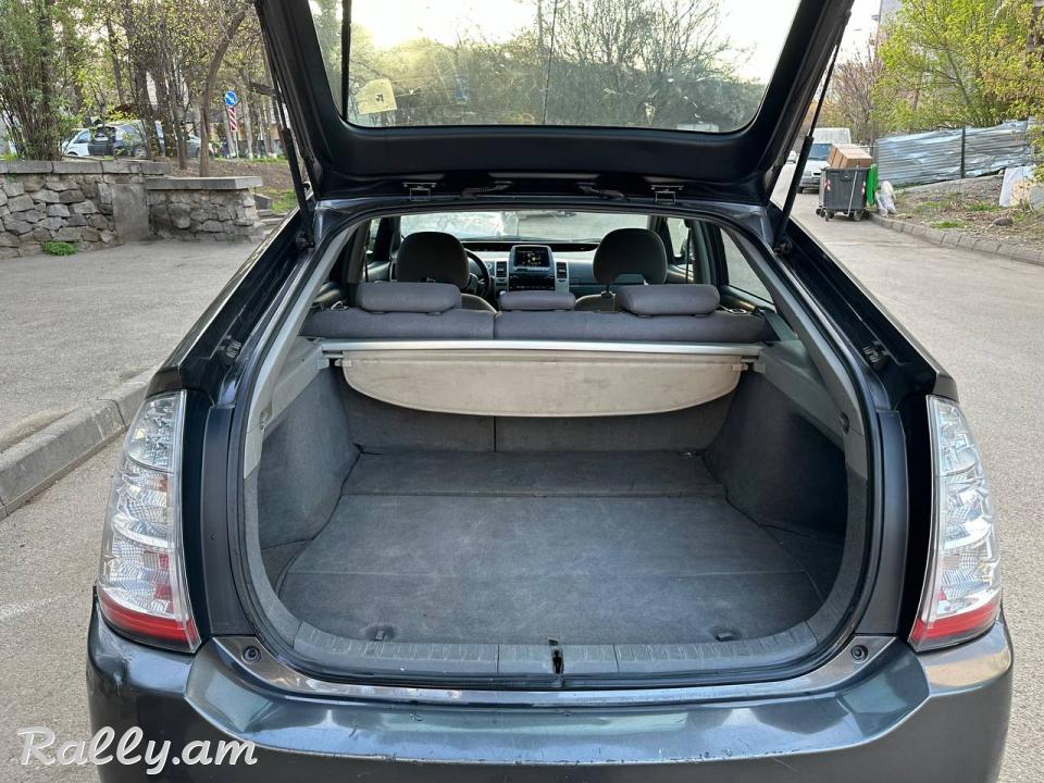 Toyota Prius 4200$