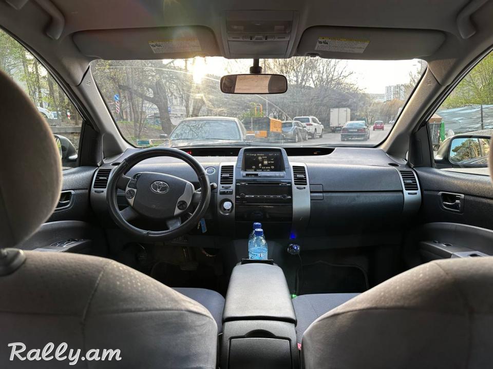 Toyota Prius 4200$