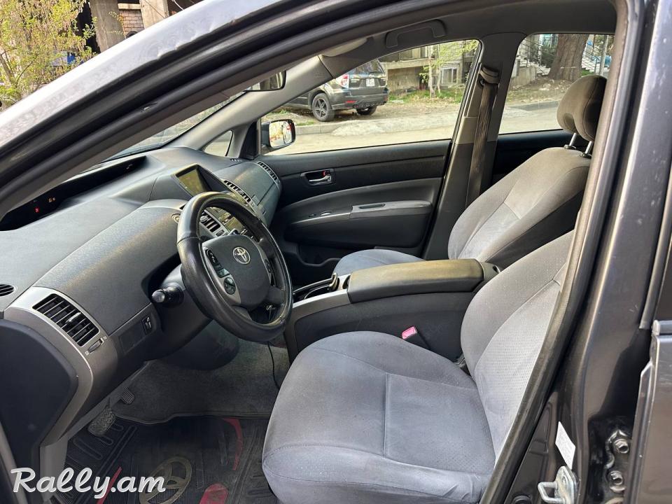 Toyota Prius 4200$