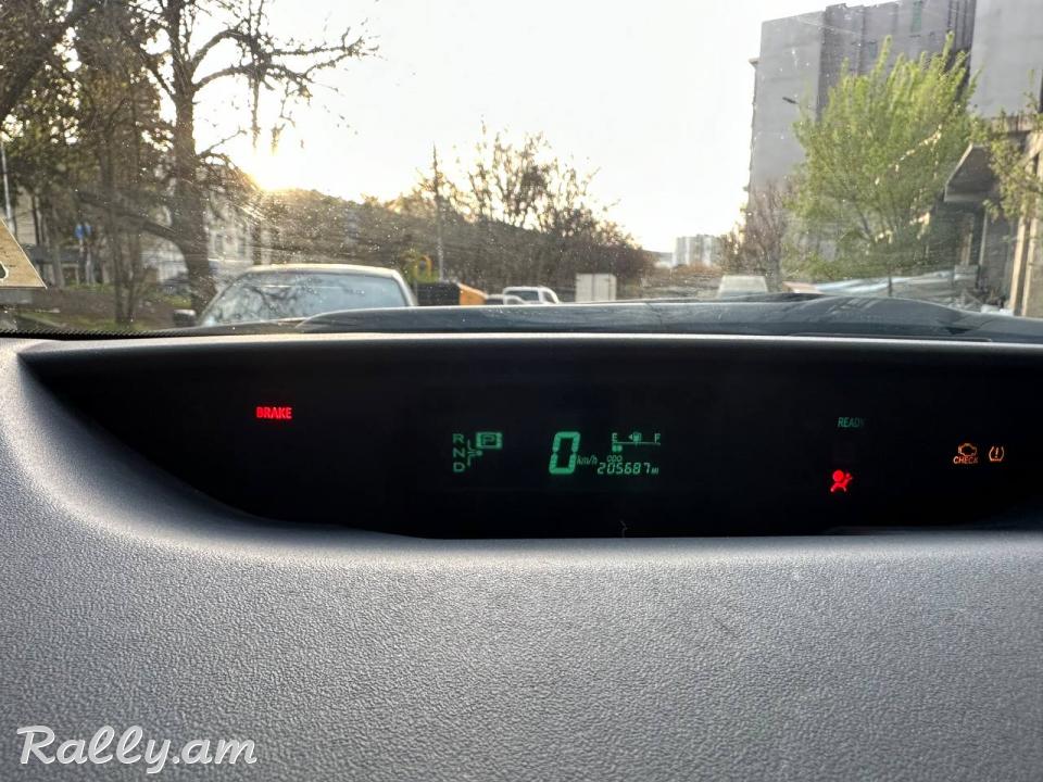 Toyota Prius 4200$