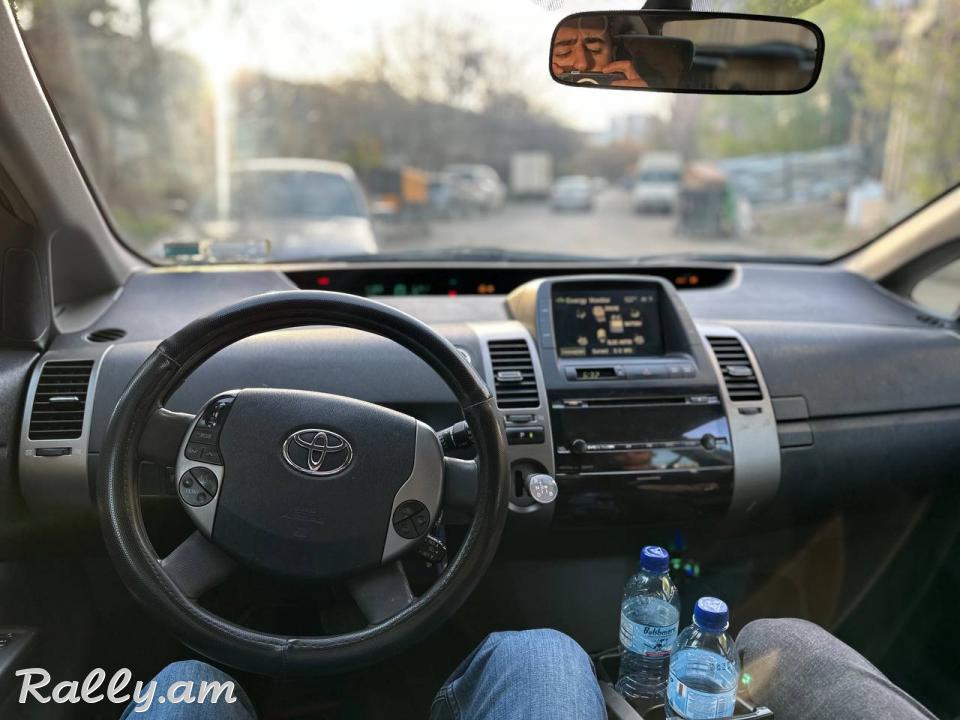 Toyota Prius 4200$
