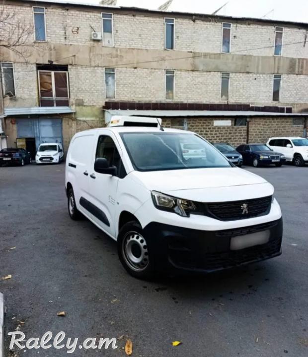 Автомобиль-холодильник для доставки