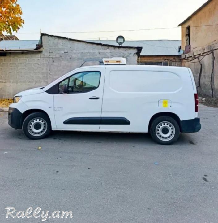 Автомобиль-холодильник для доставки