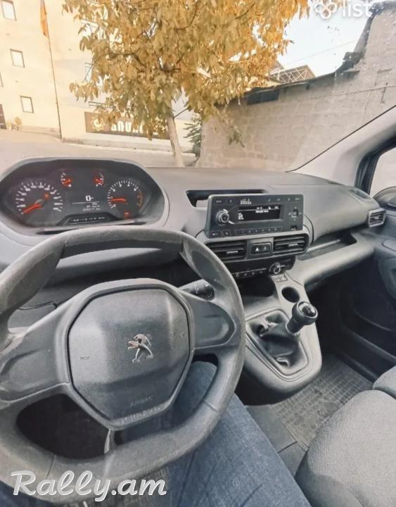 Автомобиль-холодильник для доставки
