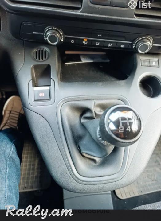 Автомобиль-холодильник для доставки