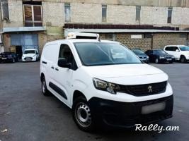 Автомобиль-холодильник для доставки