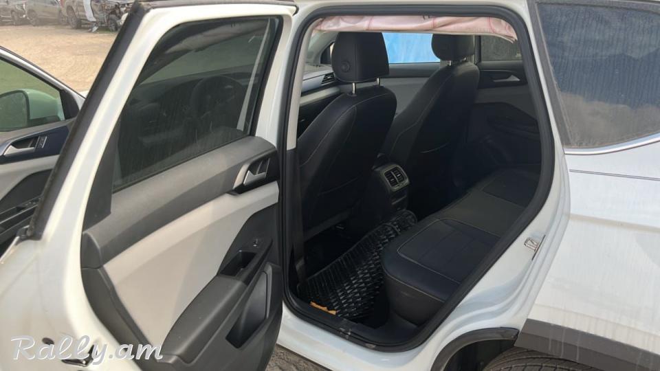 VOLKSWAGEN  TAOS 