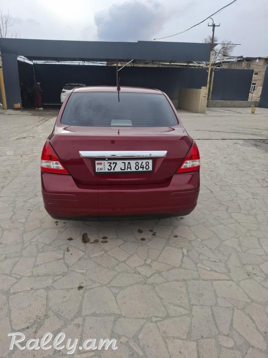 Նիսսան Վերս