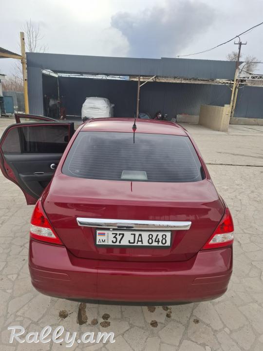 Նիսսան Վերս