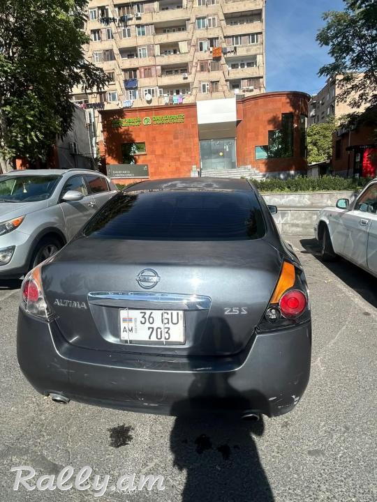 Срочно по выгодной цене продам Nissan Altima