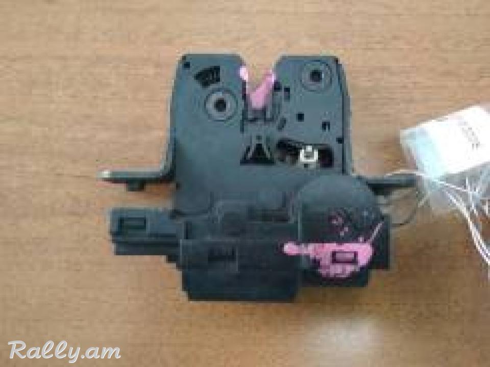 Nissan Tiida bagajniki zamok