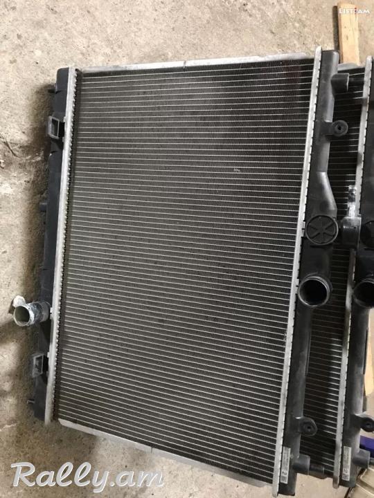 Nissan bluebird. Radiator original jri