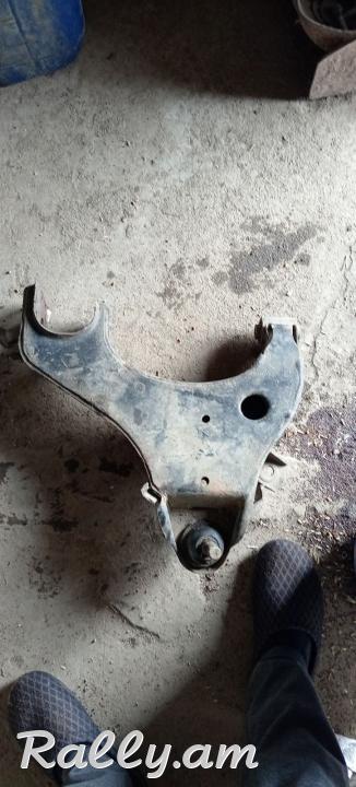 Nissan Xterra դիմացի տակի ձախ ռագատկա,ռագատկի մեծ ու փոքր բուշեր տուլկի,ռազվալի բոլտ։ X-Terra ragatka
